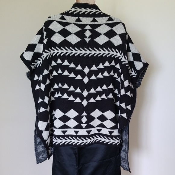 Mudd Poncho Shoulder Throw In Black & White Shawl - Picture 7 of 8